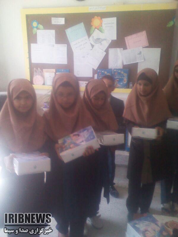 اهدای2500 بسته نوشت افزار به دانش آموزان نیازمند
