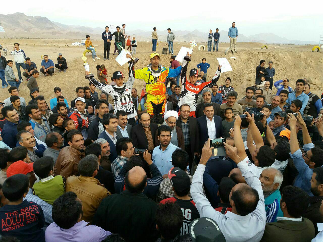 رقابت موتورسواران استان در مسابقات موتورکراس