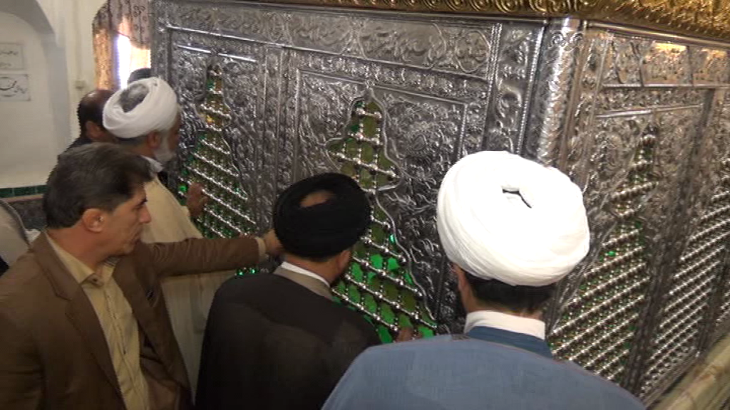 رونمایی از ضریح مطهر امام زادگان پنج تن در زرندیه + عکس