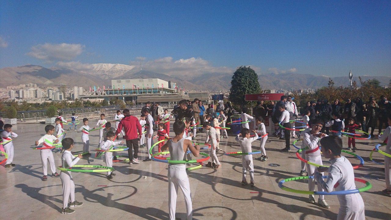 دانش آموزان تهران رکورد جهانی حلقه هولاهوپ را به نام ایران ثبت کردند
