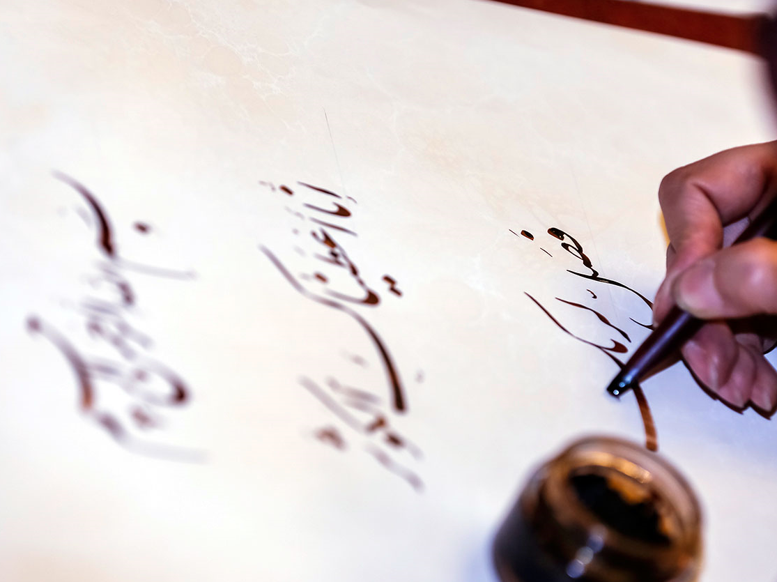 کتابت آیات قرآن به همت بانوان هنرمند در حرم رضوی