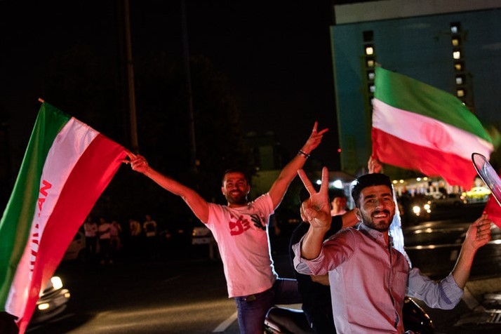 شادی مردم مشهد و قدردانی آنان از تیم ملی فوتبال کشور بازی ایران