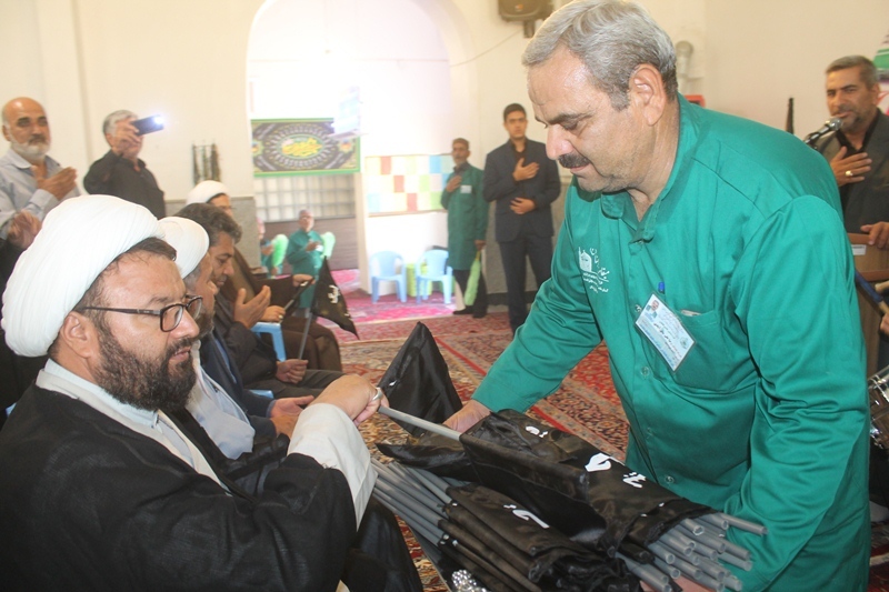 توزیع پرچم های متبرک حرم های حضرت زینب و رقیه (س) توزیع پرچم های متبرک حرم های حضرت زینب و رقیه (س)