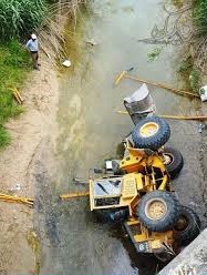 سقوط لودر در مشهد راننده آنرا به کام مرگ کشید سقوط لودر در مشهد راننده آنرا به کام مرگ کشید