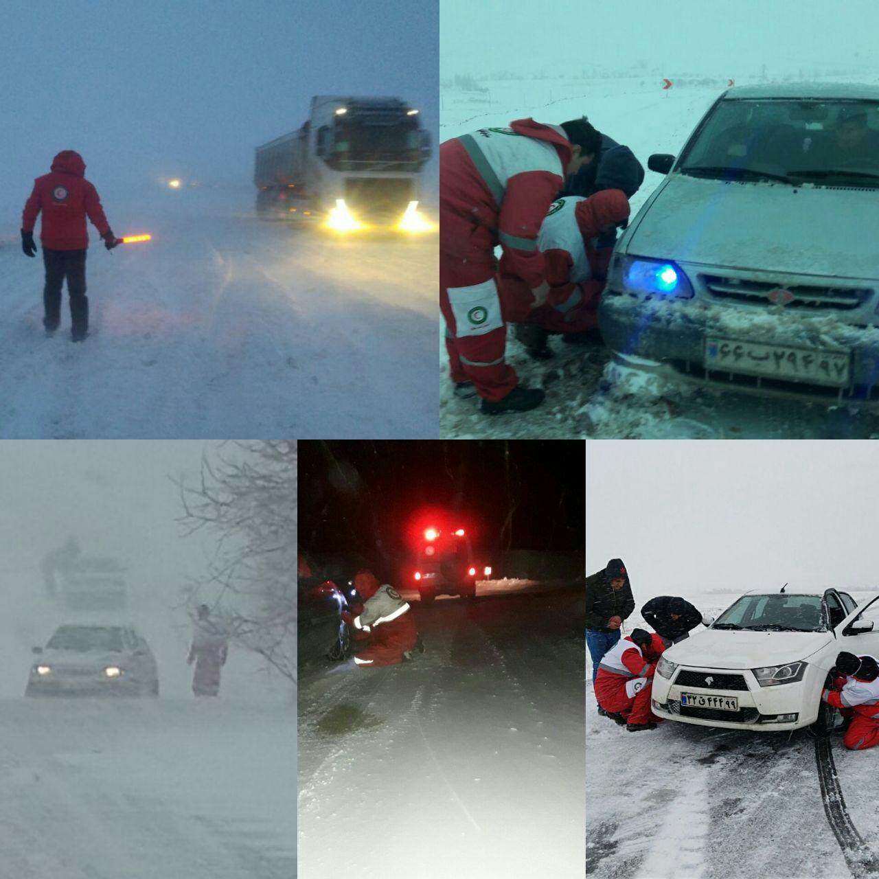 امدادرسانی نیروهای جمعیت هلال احمر به 405 مسافر گرفتار برف در جاده ها امدادرسانی نیروهای جمعیت هلال احمر به 405 مسافر گرفتار برف در جاده ها