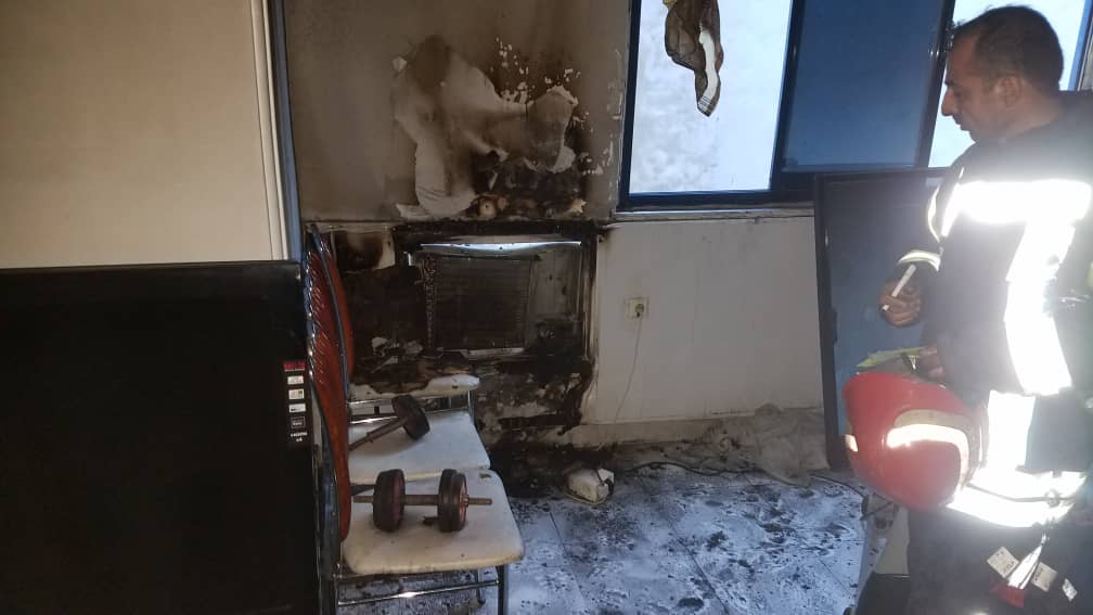 نجات بانوی ۶۰ ساله از میان تل آتش و دوددر حا نجات بانوی ۶۰ ساله از میان تل آتش و دوددر حا