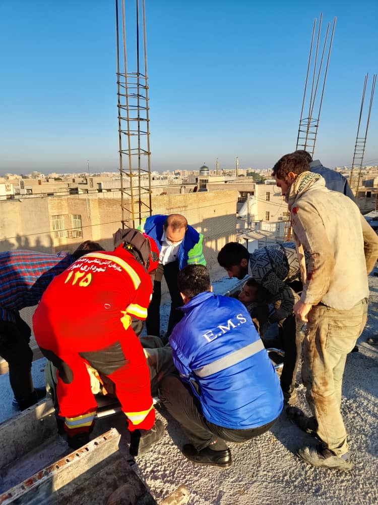 نجات جان کارگر با تلاش آتش نشانان