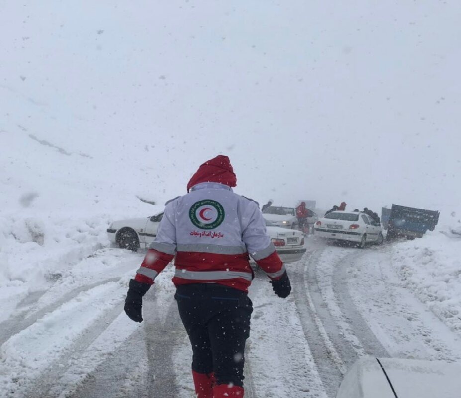 امداد رسانی به ۹۲ نفر گرفتار شده در برف و کولاک جادههای اردبیل امداد رسانی به ۹۲ نفر گرفتار شده در برف و کولاک جادههای اردبیل