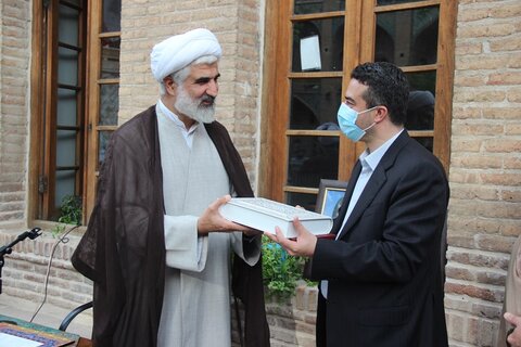 تقدیر رئیس دانشگاه علوم پزشکی قزوین از طلاب جهادگر تقدیر رئیس دانشگاه علوم پزشکی قزوین از طلاب جهادگر