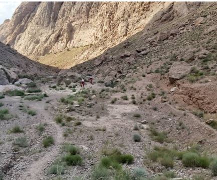 ۹ ساعت تلاش برای انتقال پیکر سقوط کرده در ارتفاعات روستای ده دشت