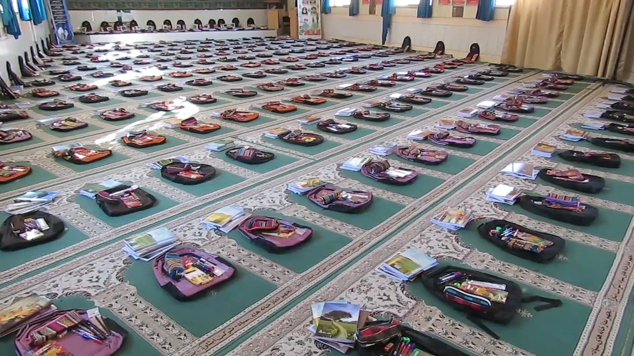 توزیع ۵۰۰ بسته نوشت افزار بین دانش آموزان نیازمند چادگانی توزیع ۵۰۰ بسته نوشت افزار بین دانش آموزان نیازمند چادگانی