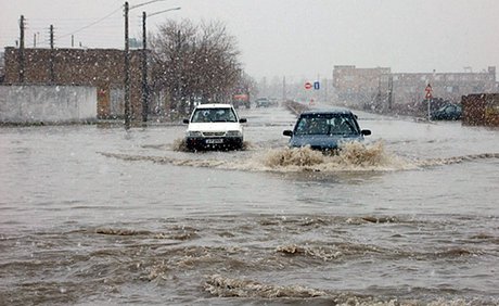 امداد رسانی به افراد و خودروهای گرفتار سیل در خوزستان