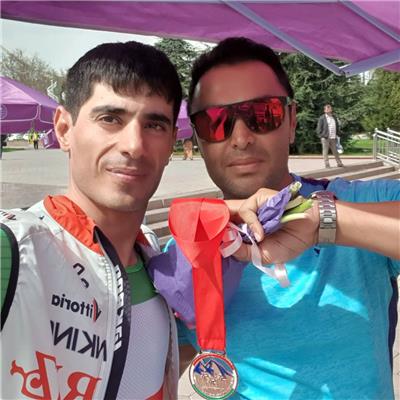 نشان برنز آسیا بر گردن دوچرخه سوار نهاوندی