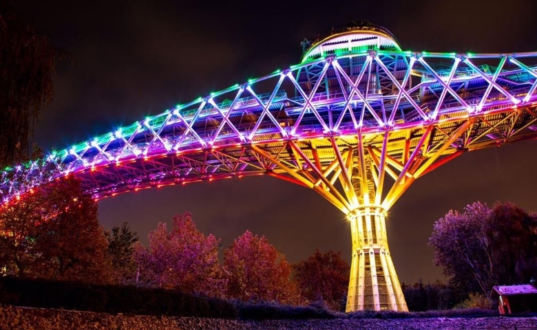 پیاده روی بر روی پل طبیعت را تجربه کرده اید؟ پیاده روی بر روی پل طبیعت را تجربه کرده اید؟