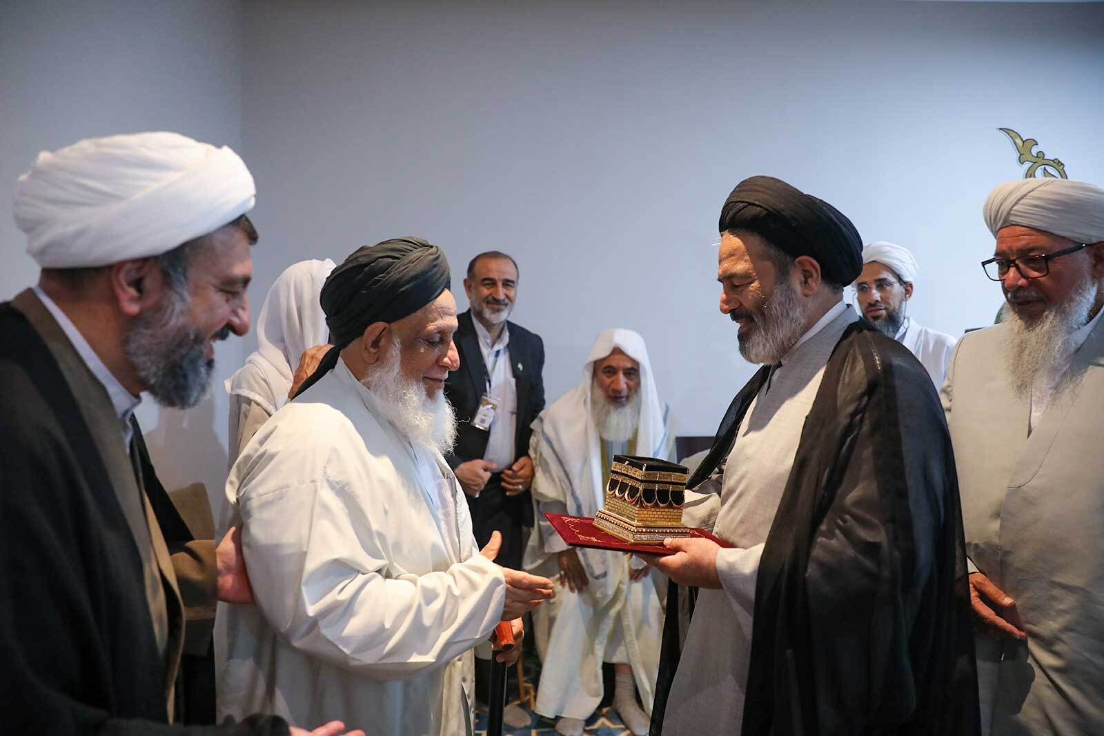 آئین نکوداشت پیش کسوتان خادمان زائران اهل سنت برگزار شد