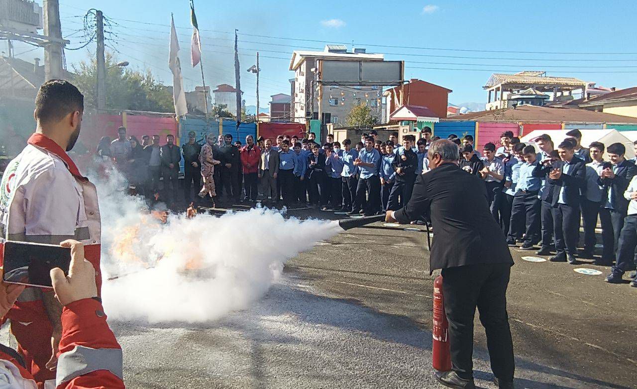تمرین مهارت مقابله با زلزله وبلایای طبیعی درمدارس گیلان تمرین مهارت مقابله با زلزله وبلایای طبیعی درمدارس گیلان