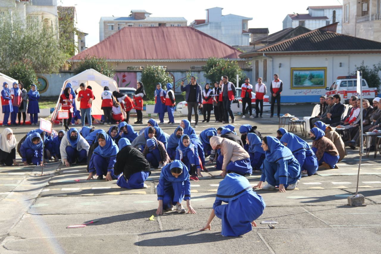 تمرین مهارت مقابله با زلزله وبلایای طبیعی درمدارس گیلان تمرین مهارت مقابله با زلزله وبلایای طبیعی درمدارس گیلان