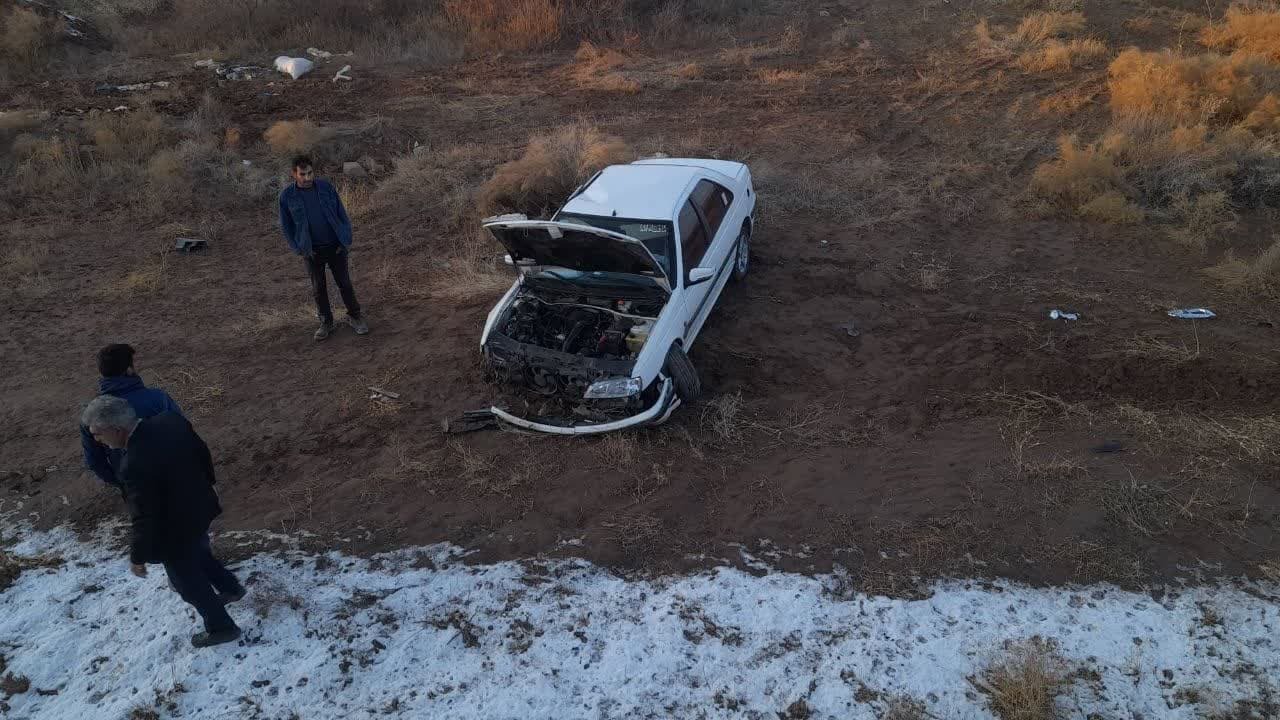 واژگونی و انحراف از جاده یک دستگاه خودروی سواری پرشیا ۲ مصدوم برجای گذاشت