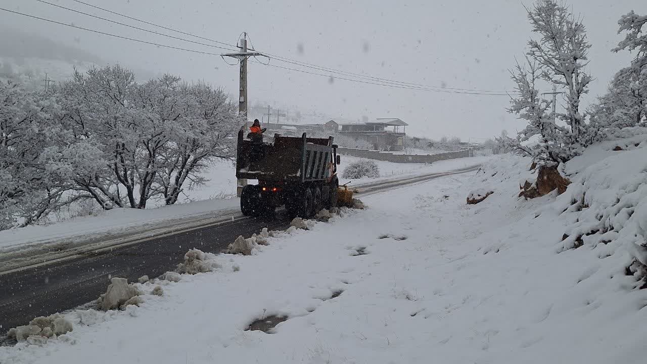 تردد در جادههای برفی میرآباد فقط با زنجیر چرخ ممکن است تردد در جادههای برفی میرآباد فقط با زنجیر چرخ ممکن است