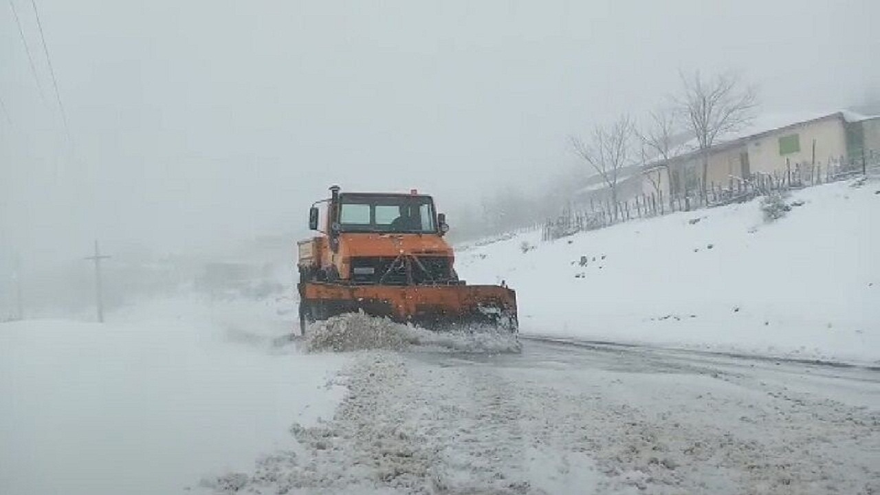 مسدود شدن راه ارتباطی ۲۸۰ روستای کردستان در پی بارش سنگین برف