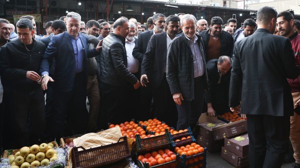 بازدید رئیس جمهور از میدان میوه و تره‌بار قدیم شهریار