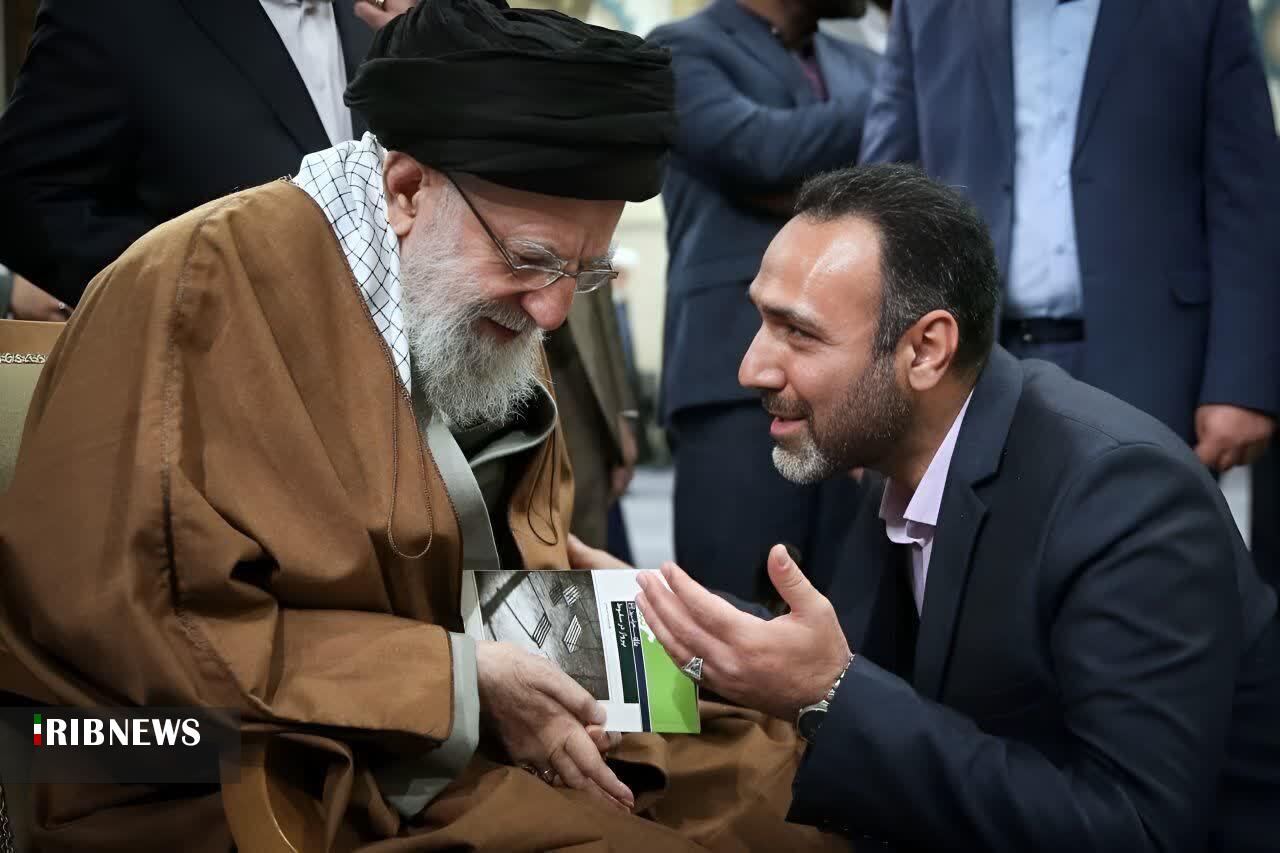 اهدای کتاب شاعر بروجردی به رهبر معظم انقلاب اسلامی