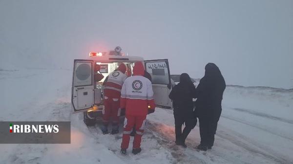 امدادرسانی به ۱۵۰ مسافر و خودروی گرفتار در برف دلفان لرستان