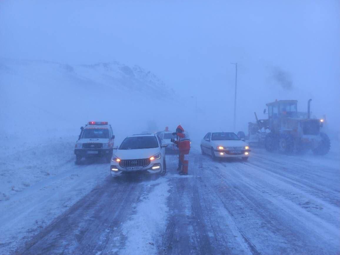 امدادرسانی به بیش از ٢ هزار نفر گرفتار در برف و کولاک ١٧ استان امدادرسانی به بیش از ٢ هزار نفر گرفتار در برف و کولاک ١٧ استان