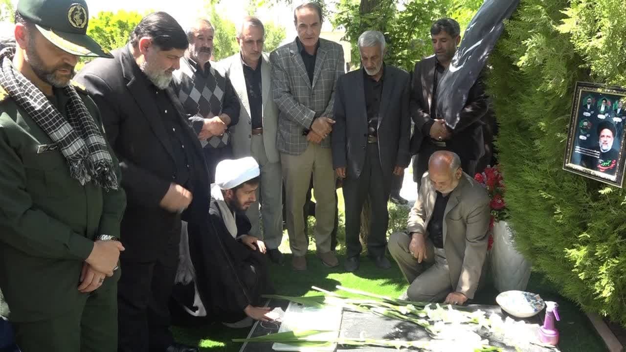 غبار روبی و عطر افشانی مزار مطهر شهدا در تکاب