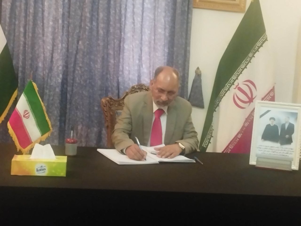 حضور مقامهای مختلف در سفارت کشورمان در نیجر برای ادای احترام به رئیس جمهور شهید حضور مقامهای مختلف در سفارت کشورمان در نیجر برای ادای احترام به رئیس جمهور شهید