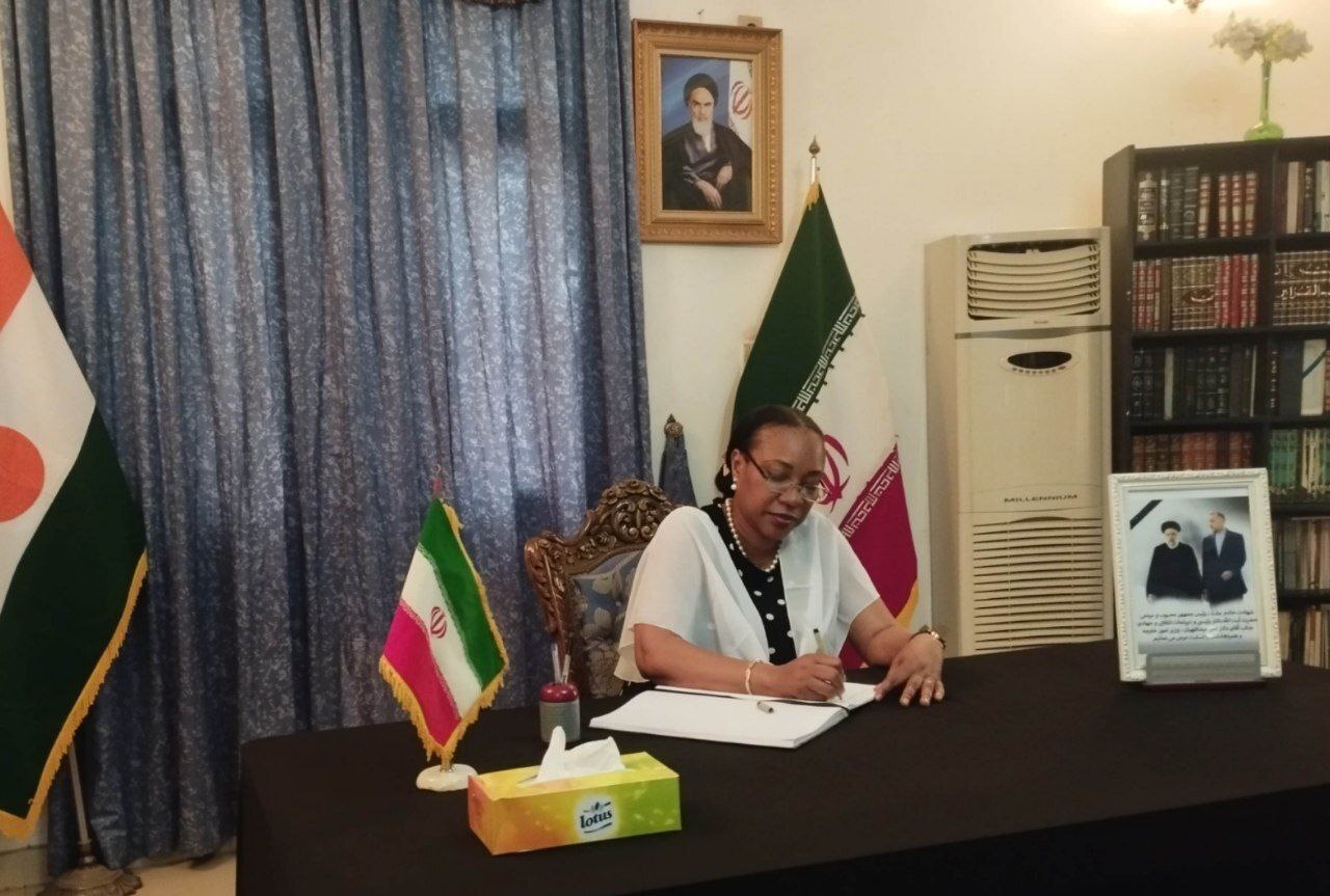 حضور مقامهای مختلف در سفارت کشورمان در نیجر برای ادای احترام به رئیس جمهور شهید حضور مقامهای مختلف در سفارت کشورمان در نیجر برای ادای احترام به رئیس جمهور شهید