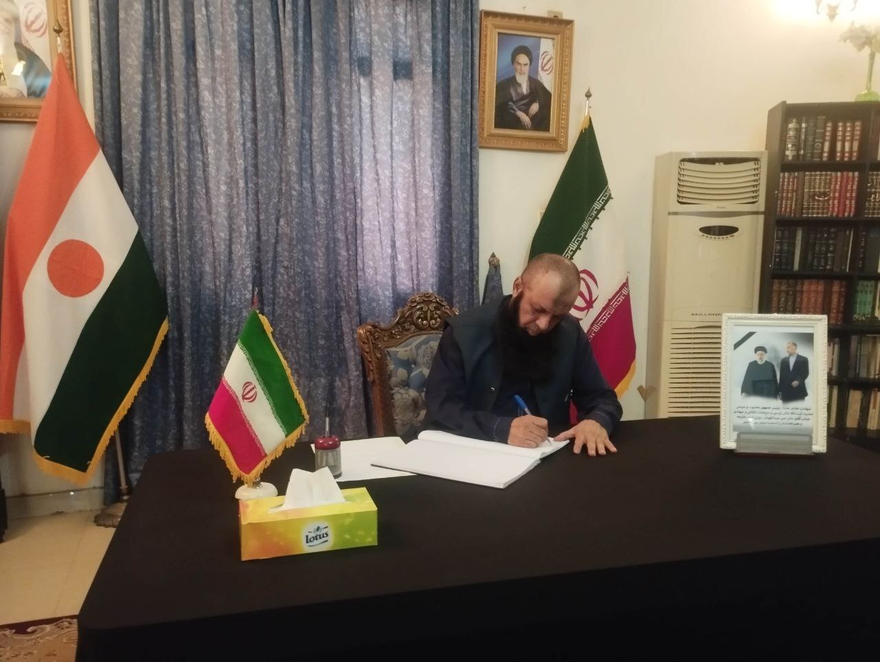 حضور مقامهای مختلف در سفارت کشورمان در نیجر برای ادای احترام به رئیس جمهور شهید حضور مقامهای مختلف در سفارت کشورمان در نیجر برای ادای احترام به رئیس جمهور شهید