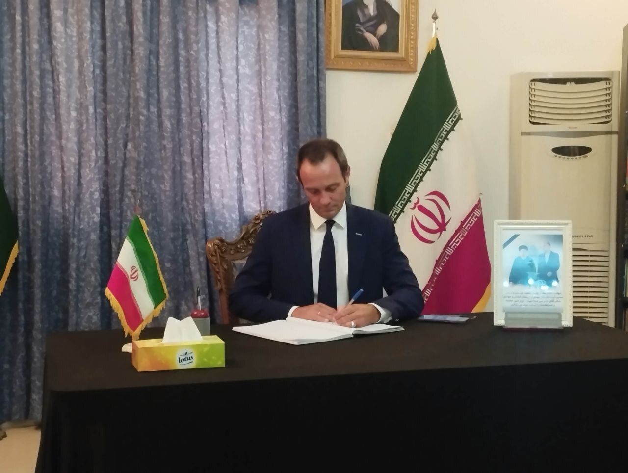 حضور مقامهای مختلف در سفارت کشورمان در نیجر برای ادای احترام به رئیس جمهور شهید حضور مقامهای مختلف در سفارت کشورمان در نیجر برای ادای احترام به رئیس جمهور شهید