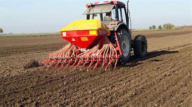 تنظیم دستگاههای کارنده در ماهشهر برای کشت گندم و کلزا تنظیم دستگاههای کارنده در ماهشهر برای کشت گندم و کلزا