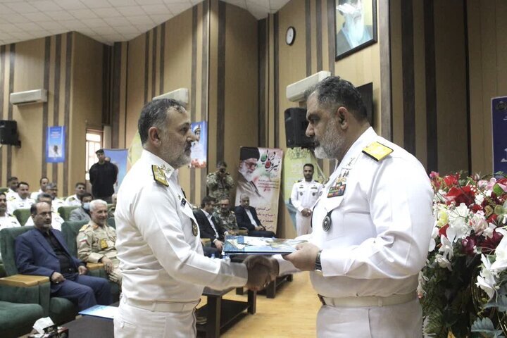 امیر دریادار قادر وظیفه فرمانده قرارگاه مقدم ناوگان جنوب نیروی دریایی ارتش شد امیر دریادار قادر وظیفه فرمانده قرارگاه مقدم ناوگان جنوب نیروی دریایی ارتش شد