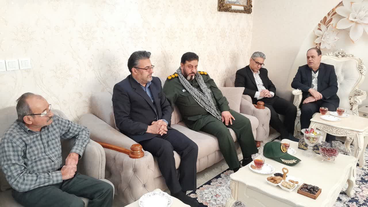 دیدار مسئولان فومن با جانباز ۷۰ درصد به مناسبت شب یلدا