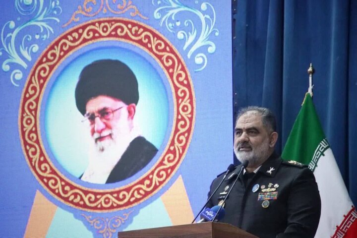 امیر دریادار ایرانی؛ خوک زرد آمریکایی درباره ملت ایران اشتباه کرد امیر دریادار ایرانی؛ خوک زرد آمریکایی درباره ملت ایران اشتباه کرد