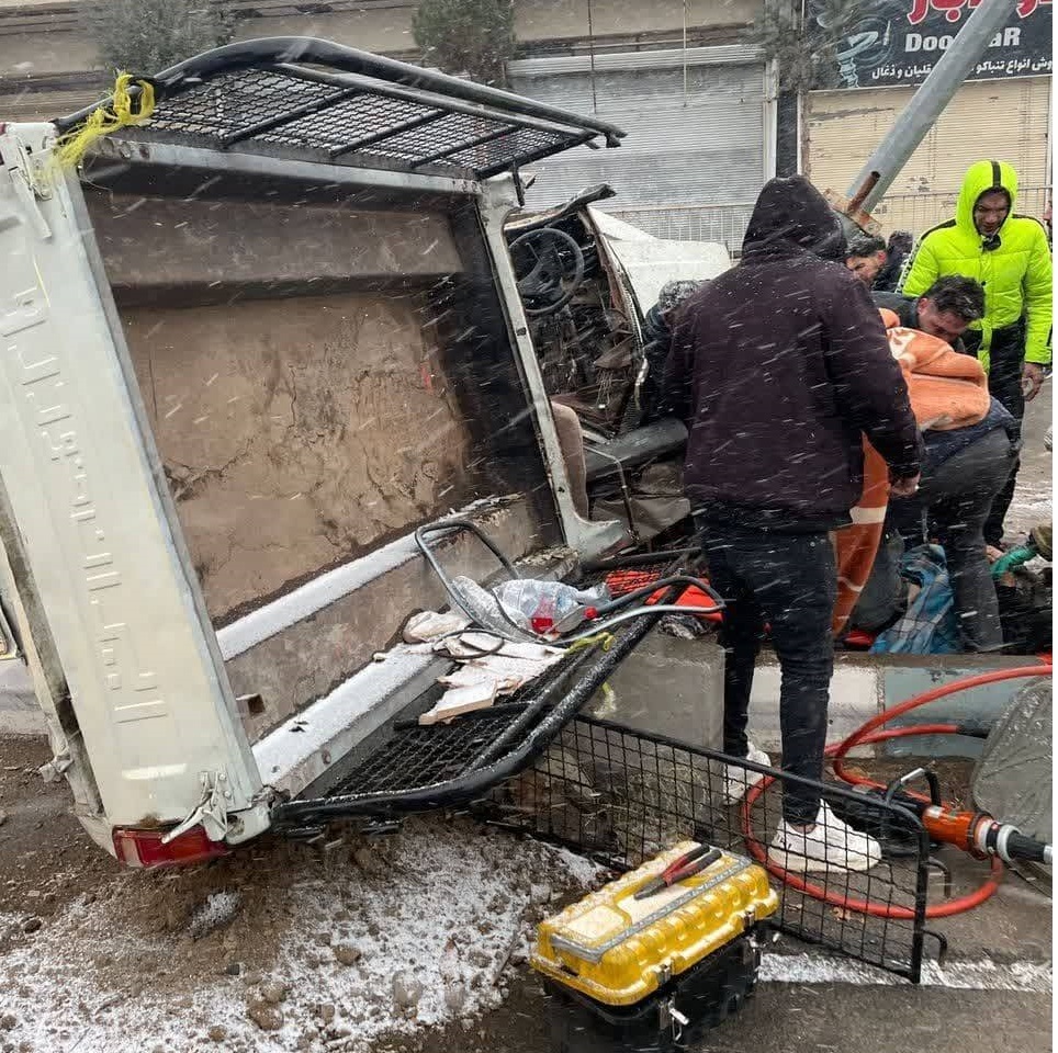 برخورد خودروی پیکان وانت با تیر چراغ برق؛ دو سرنشین محبوس شدند