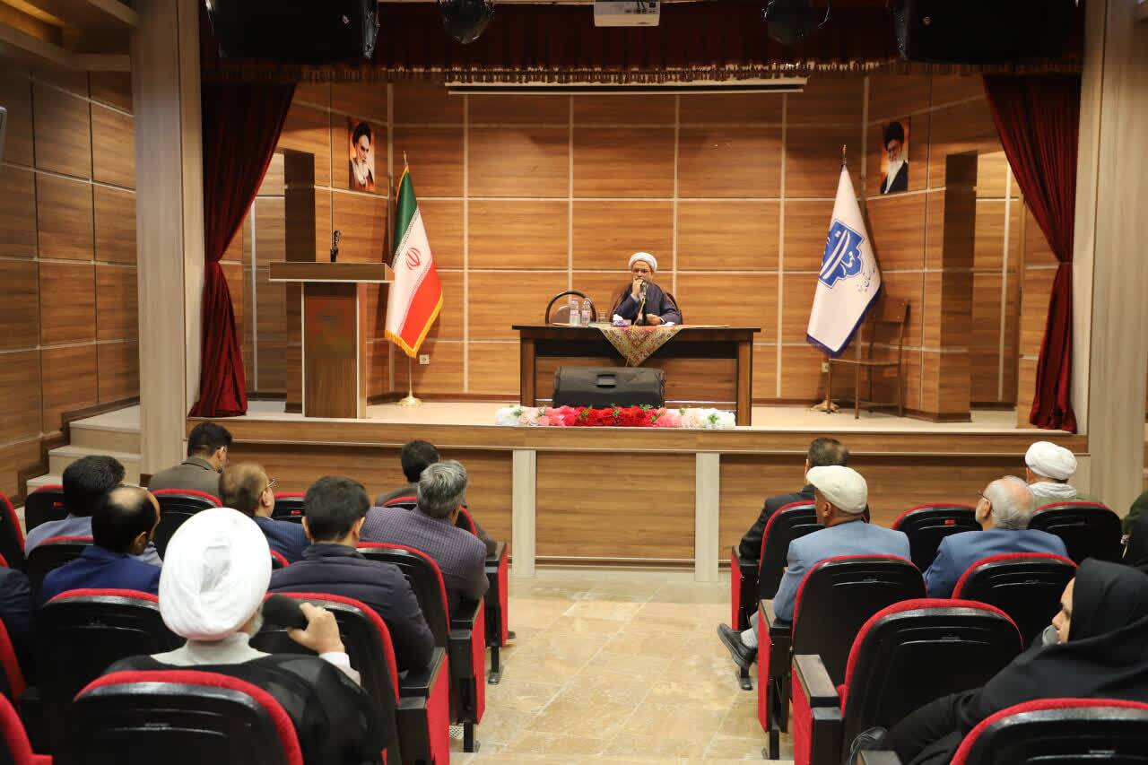 پرهیز از عوام‌زدگی و سیاست‌زدگی، رسالت دانشگاه در مواجهه با مسائل اجتماعی است