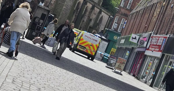 قتل جوان با ضربات چاقو در شعبه یک بانک در انگلیس قتل جوان با ضربات چاقو در شعبه یک بانک در انگلیس