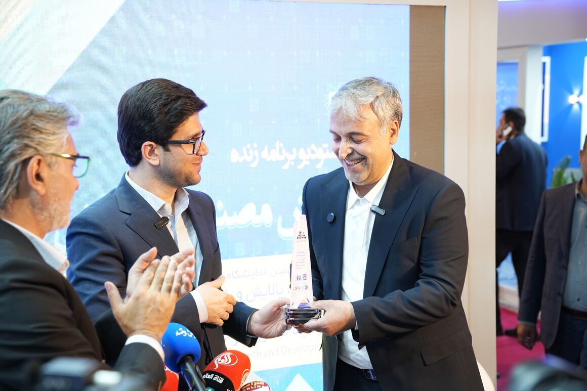 *** رونمایی از استودیو برنامه زنده «هوش مصنوعی و پالایش نفت» *** رونمایی از استودیو برنامه زنده «هوش مصنوعی و پالایش نفت»