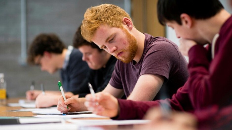 کاهش درآمد دانشگاههای انگلیس برای سومین سال پیاپی کاهش درآمد دانشگاههای انگلیس برای سومین سال پیاپی