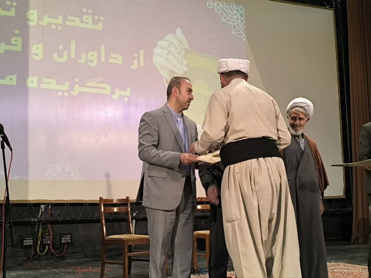 تجلیل از برگزیدگان قرآنی در شهرستان بوکان  تجلیل از برگزیدگان قرآنی در شهرستان بوکان