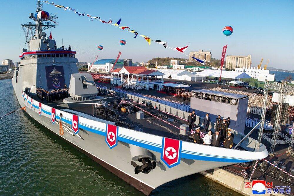 کره شمالی از ناوشکن چندمنظوره جدید رونمایی کرد کره شمالی از ناوشکن چندمنظوره جدید رونمایی کرد