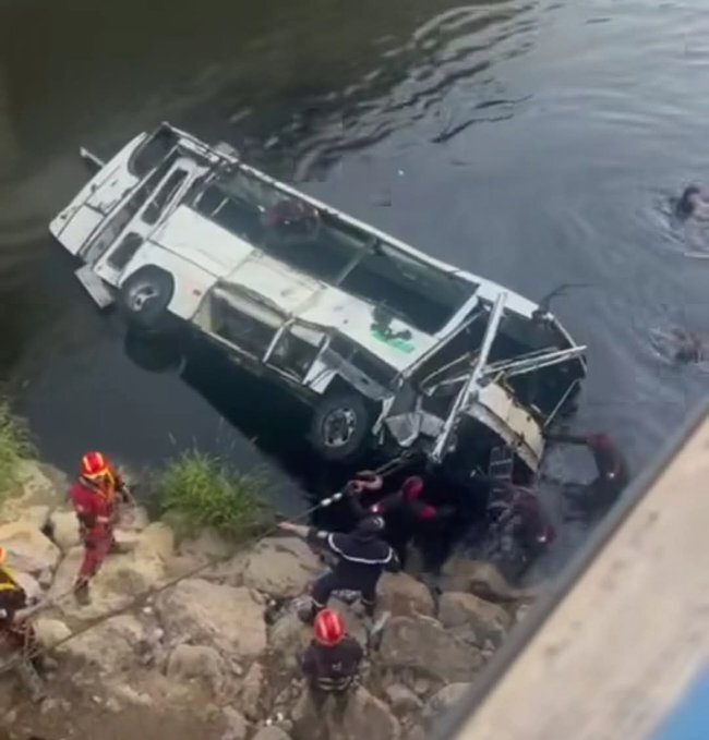 سقوط اتوبوس در الجزایر به رودخانه با ۱۸ کشته سقوط اتوبوس در الجزایر به رودخانه با ۱۸ کشته