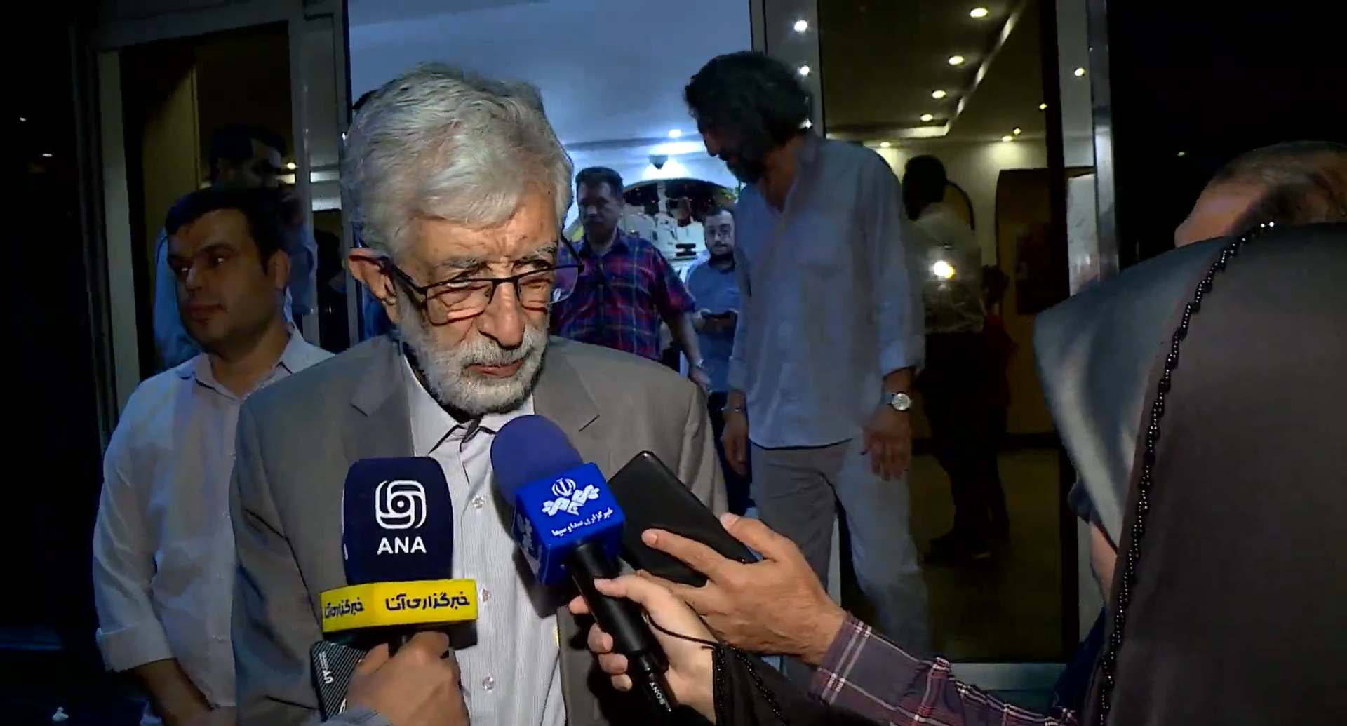 افشین علا شاعر امروز انقلاب است افشین علا شاعر امروز انقلاب است