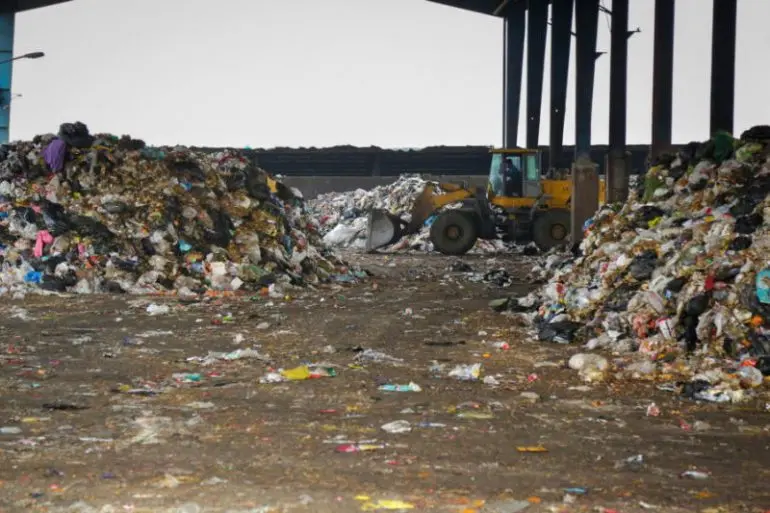 نفس آسمان اصفهان گرفته است