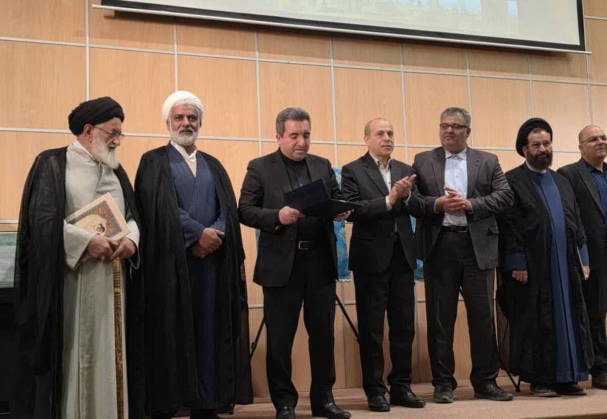 رونمایی از اسناد مالکیت حد نگاری شاخص یزد با حضور رئیس سازمان ثبت اسناد رونمایی از اسناد مالکیت حد نگاری شاخص یزد با حضور رئیس سازمان ثبت اسناد