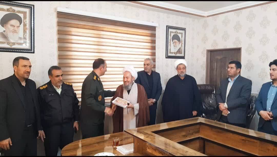 تجلیل از فرمانده ناحیه مقاومت بسیج سپاه شاهین دژ تجلیل از فرمانده ناحیه مقاومت بسیج سپاه شاهین دژ