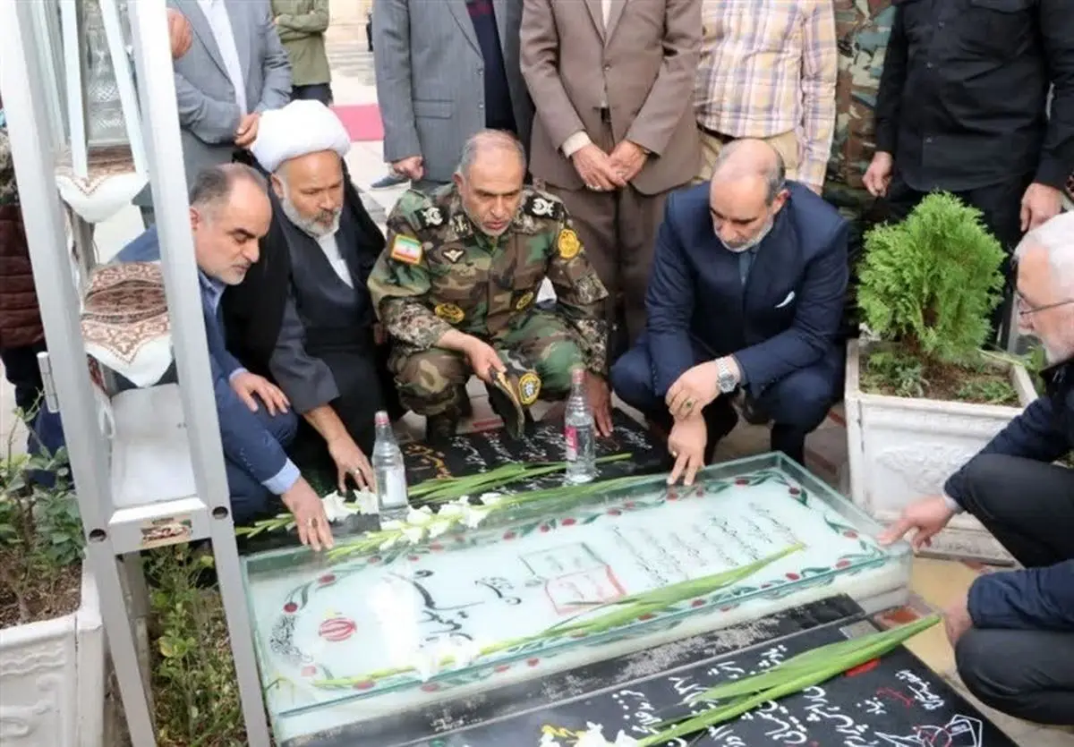 حضور فرمانده نزاجا بر مزار سپهبد شهید قاسم سلیمانی حضور فرمانده نزاجا بر مزار سپهبد شهید قاسم سلیمانی